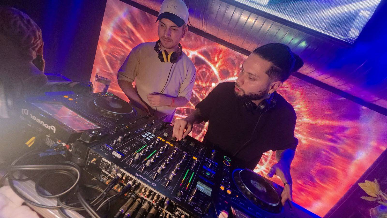 Aisak Morris en una formación de DJ